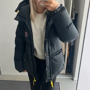 Fjällräven jacka - (Lånad bild) Tänkte kolla intressekoll på min fina fjällräven jacka , super bra kvalitet då den knappast kommit till användning. Den har heller inga skador, ( säljer inte under 5000kr) nypris är 6999 💗💗