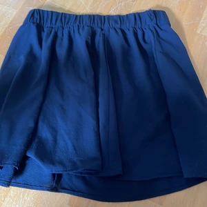 Kjol - En blå kjol som inte kommer till användning, säljer den billigt pågrund av slitage på midjebandet. (Frakten blir kostnaden för frimärkerna)