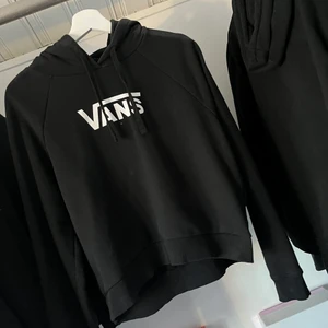 Vans hoodie  - En vans hoodie i dam modell, använd ca 1 gång så den är som ny
