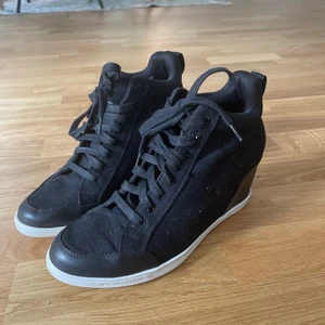 G-star högklackade sneakers  - Säljer mammas populära G-star högklackade sneakers! Helt nya tror de endast är testade 1 gång, dessa är så fina tyvärr passar dom inte mig😓 Säljs då dom endast samlar damm :/Stl 38 ❤️