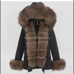 Parkas jacka från garoff med brun päls - Använd en vinter endast. Värmer otroligt bra i vintern och den är så fin med luvan på också. Den har stora fickor och man kan göra jackan tajtare vid midjan. Man kan ta bort pälsen på armarna också. 💕 Pris kan diskuteras 