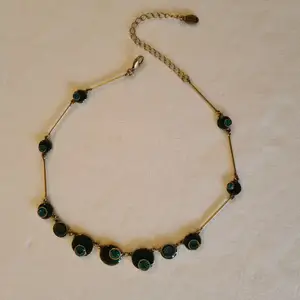 Halsband med emalj och stenar från Pilgrim. Längd: 45 cm. Aldrig använt.