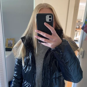 Calvin Klein jacka - Jag säljer min Jättefina vinterjacka från Calvin Klein🤍 Supervarm och sparsamt använd utan defekter. Nypris 2200🫶🏼 köparen står för frakt