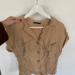 Mycket fin skjortblus ifrån Trendyol!❤️‍🔥 - Denna skjorta är mycket fin! Och endast används ett fåtal gånger💗den är brun/beige och har mycket fina knappar på!