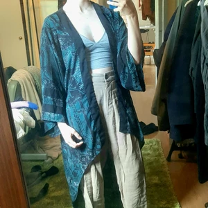 Vila  - Flowy "kimono" från Vila. Super skön och faller fint runt en. Lätt och luftig!  Köparen står för frakten. 