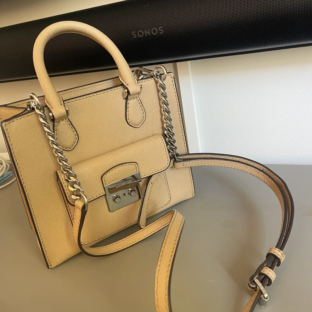 Säljer min Michael kors väska jag fick för några sen. Inköpt på Michael kors i mall of Scandinavia. Säljer den billigt då jag tyvärr inte har kvar kvittot. Den är väldigt sparsamt använd. . Laukut & Käsilaukut.