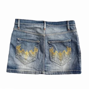 miniskirt - lågmidjad miniskirt från 2000’s med mönster på bakfickorna ⚡️⚡️ Storlek 34 och vet ej vart den är ifrån 💗 Frakten är spårbar! 😇