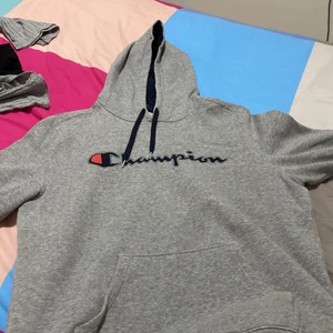 Champion - Säljer denna champion hoodie som är köpt från stadium, säljer pågrund av att de inte kommer till användning. 92 frakt!! TAR BARA SWISH TRYCK INTE PÅ KÖP UTAN KONTAKT MIG DM!