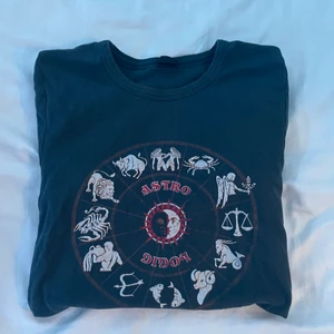 Fin tshirt - En jätte cool t shirt med astrologiska tecken på från Urban outfitters! Säljer pga att den inte är i min stil längre❤️