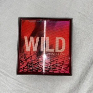 Wild Obsessions Mini Eyeshadow Palette Chameleon - En helt ny Huda Beauty ögonskuggs palett som köptes för 400kr. Säljer denna eftersom den inte var min smak. Mycket pigmenterad. Formulan är mångsidig, superbyggbar och lätt att blanda ut. Perfekt att ge bort eller behålla. Köparen står för frakten :)