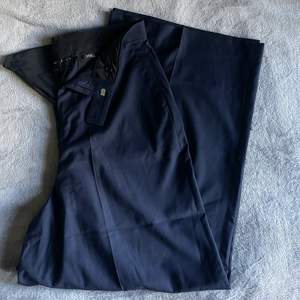 Mörkblåa extra wide kostymbyxor från Asos i storlek W32xL32 för 100kr + frakt med priset kan såklart diskuteras!😇