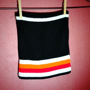 Stickad randig crop rop - En stickad crop top med vita ränder samt en orange och en röd från märket The Ragged Priest! Jättefin men har tyvärr aldrig kommit till användning :) Är i storlek S men är väldigt stretchig så kan också vara XS eller M! 200 kr + frakt 😁