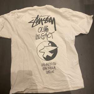 Stussy x Our legacy t shirt, använd nån enstaka gång, cond 10/10 Size L
