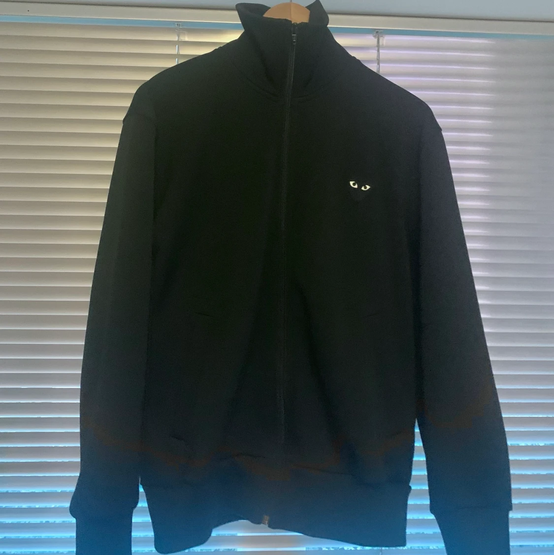 CDG PLAY BLACK HEART ZIP TRACK TOP - 90