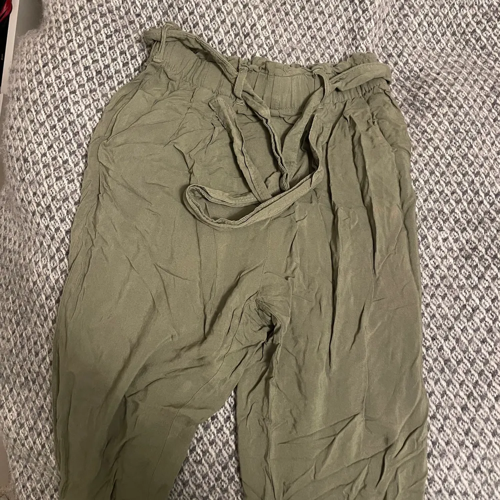 Militärgröna byxor från bikbok, bra skick!. Jeans & Byxor.