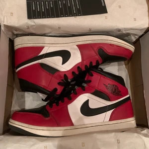 Air Jordan 1 Mid Chicago Blacktoe - Skorna är inköpta från Goat och har en äkthetsgaranti. Dem är sparsamt använda i cirka ett halvår och är i otroligt bra skick. Kan mötas upp sthlm 