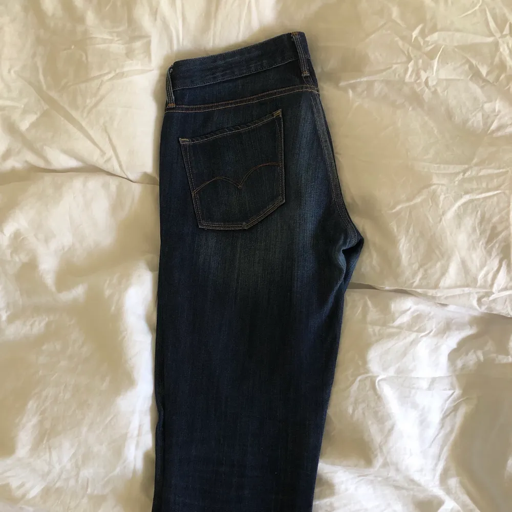Säljer ett par superfina lågmidjade raka jeans i storlek 27. Köpta secondhand. Säljer eftersom de var något stora på mig som vanligtvis har 26 i jeans. Färgen är mest lik den sista bilden. Köparen står för frakten💕. Farkut & Housut.