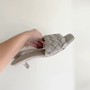 Skor - Dessa fina skor är från H&M, är endast använda två-tre gånger i somras. Dem har en liten klack på 4 cm som ni ser på bilden och storleken är 37🤎 står i H&M appen att dessa sandaler är slutsålda och inte är tillgängliga i alla butiker.