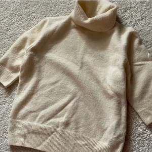 Stickad topp - Säljer denna söta toppen från hm som inte har kommit till användning och är i nyskick, säljer för 100+66 kr frakt❤️