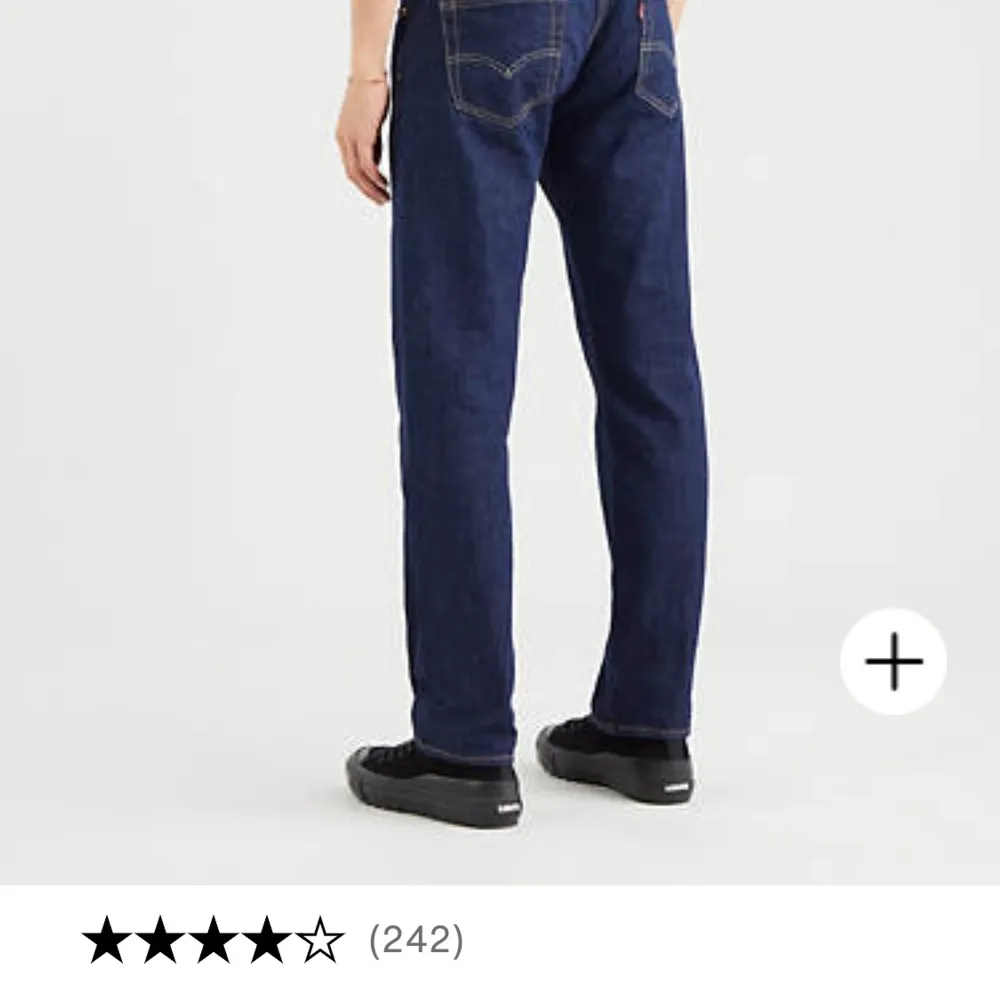 Säljer mina knappt andvändna Levis 501 för att de e för korta och inte är min stil längre  om man vill ha fler bilder så kom dm. Dom är köpta för 1 200 . Jeans & Byxor.