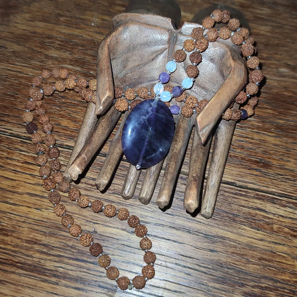 Jätte vackert halsband med amethys och rudraksha pälor, köpt ifrån Tiny Devotions  Halsbandet är cirka 47 cm långt, väldig kraftfullt och speciellt 💜 . Övrigt.