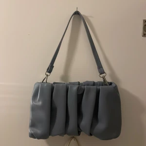 Väska  - En jätte gulliga blå väska från shein, nypris 121 och den e aldrig använd 