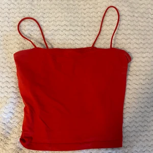 Toppar!! - Fina toppar som sitter som magtröjor. Ni kan köpa separat för 50kr/styck eller 90kr för båda. Båda är i storlek L men är små i storlek. 