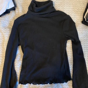 Polotröja  - Superfin tröja med volangärmar. Fina detaljer men tyvärr för liten för mig. ❤️