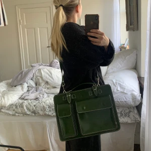 PiggaPeggy väska  - Hej!! Jag säljer min piggapeggy väska i storlek medium. PiggaPeggy är en liten butik i Lund som säljer äkta läder väskor. Org pris är 1200kr och väskan är i mycket bra skick. Hör av dig vid intresse. Mvh 💗🌸🥰