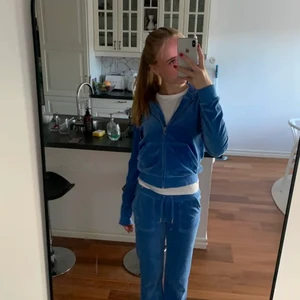 Juciy couture sett - Säljer min helt oanvända juicy couture sett för att den inte kommer till användning. Skriv om du vill ha fler bilder eller har frågor💗