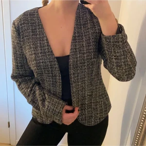 Jacka  - Tunnare jacka/kofta, aldrig använd. Passar mig som annars har S. Perfekt inför hösten