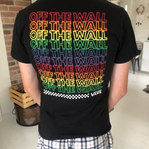 Vans T-shirt - En kortärmad tröja från vans i bra skick. Säljer då den är för liten 