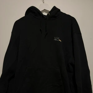 Hoodie - Hoodie från hov1 merch, storlek xl men är lite liten i storleken! Den är i fint skick 😊