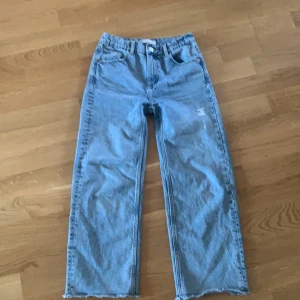 Midwaist jeans - Midwaist jeans ifrån Zara. I barn storlek 152 men passar även mig som använder xs/32 på vuxen. Köparen står för frakt