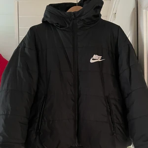 Snygg puffer-jacka från Nike - Snygg svart lite rymlig modell från Nike. 
