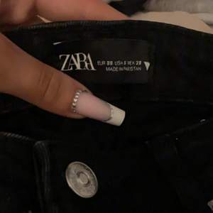 Vanliga jeans med slits där nere från Zara