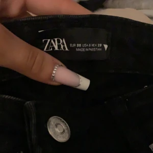 Jeans Zara - Vanliga jeans med slits där nere från Zara