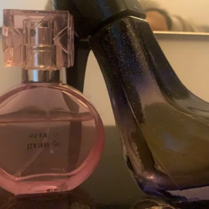 Parfym  - Säljer Ariana Grande parfym och en annan parfym som luktar som Karolina Herreras perfym good girl, Jag har använt Ariana Grande några gånger och den e inte riktigt helt fylld men de är mycket kvar och den I den rosa är det 50 ml och i den andra är det 100