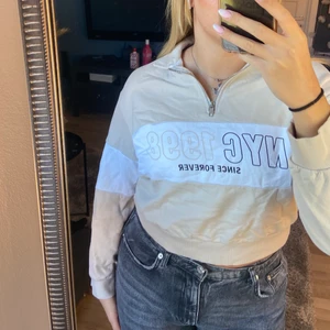 Tröja med dragkedja  - Relativt välanvänd men i fint skick!!