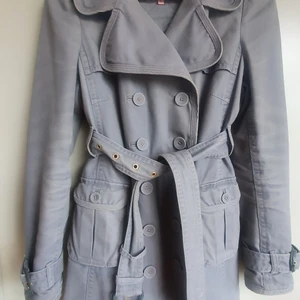 Trenchcoat i denim, Juicy Couture  - Trenchcoat i denim fr Juicy Couture, str S, jättebra skick, säljs för 1 000 kr