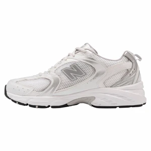 SLUTSÅLDA New balance 530 silver - Säljer helt nya new balance 530 i färgen silver då de var för stora för mig. De är nu helt slutsålda.