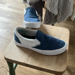 Vans slip on - customs - Säljer mina coola, customs Vans slip on pga att de är för stora för mig. Köpte dessa strax innan sommarn men är knappt använda pga fel storlek och går ej att skicka tillbaka. Använda ca 2-3 gånger. Comfy cush medföljer också dvs en mjukare, skönare sula.