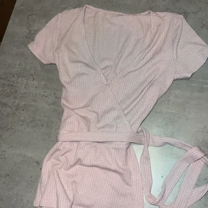 Omlott blus/ tröja bubbleroom S - 🧡Normal längd  💙Snvänd ca 5 gånger 💜Köparen står för frakt 💚Ingen bild pga för liten