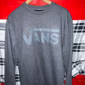 Vans Tröja  - Säljer en Mörkgrå Vans tröja i toppen skick  Storlek M/L