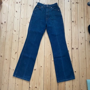 Vintage Levi’s flare jeans. High waisted Fits: 23/24 waist - Great condition, vintage flare Levi’s. Deep blue. Night waisted. Not much stretch. Fits a 23/24 waist 