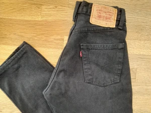 Svarta levis 28W 34L - Som nya levis byxor, högmidjade med raka byxben. Riktigt snygg fit. Kan skicka mer bilder om de behövs.