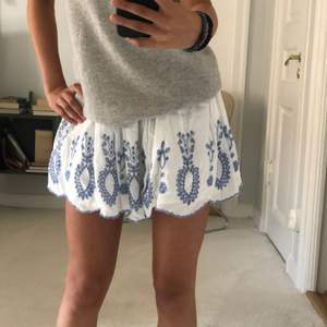 Jätte snygg kjol från zara strl xs-s. Använd ett par fåtal gånger och passar perfekt till sommaren 💕💕 