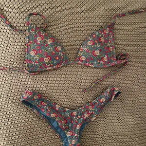 Blommig bikini - Mathilda Djerf inspirerad bikini från calzedonia. Bh-n passar A-C kupa och trosorna är en stringmodell i S. Säljer för att jag har typ hundra bikinis 😌