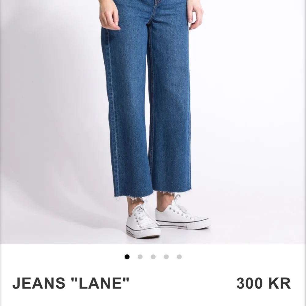 Säljer dessa fina jeans från lager 157. De är aldrig använda och i väldigt fint skick. Det är en lite mörkare blå.💙. Jeans & Byxor.