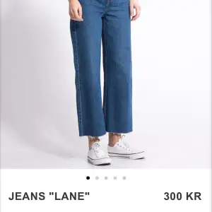Säljer dessa fina jeans från lager 157. De är aldrig använda och i väldigt fint skick. Det är en lite mörkare blå.💙